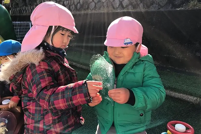氷で遊ぶ子ども